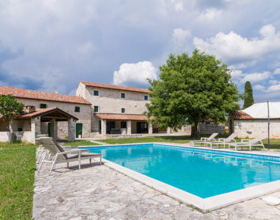 Hacienda Franboze s iznimno velikim bazenom