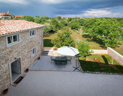 Kamena kuća Furlani s lijepim vrtom